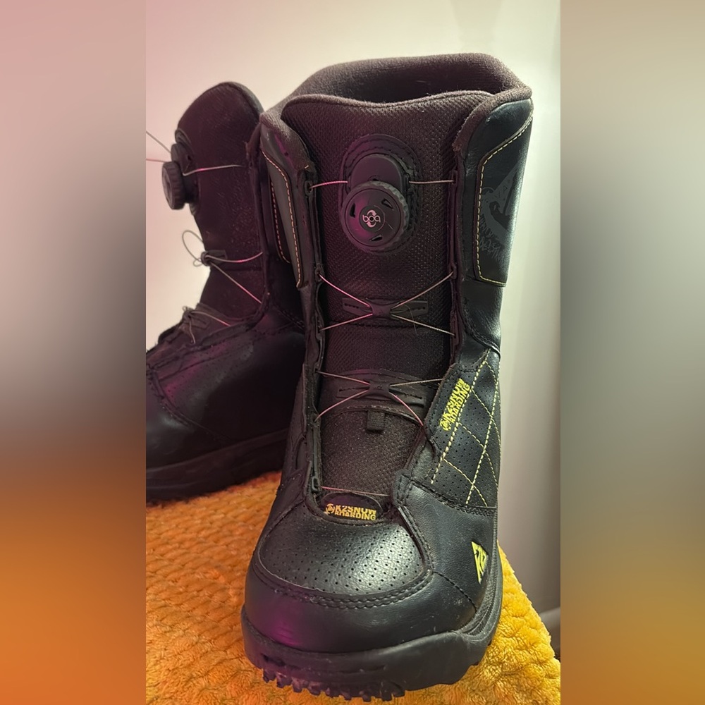 K2 SNOWBOARDING Boots Size 6 Junior